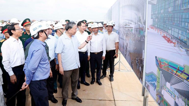 Tổng B&iacute; thư T&ocirc; L&acirc;m thăm Dự &aacute;n Cảng H&agrave;ng kh&ocirc;ng quốc tế Long Th&agrave;nh . Ảnh: TTXVN)