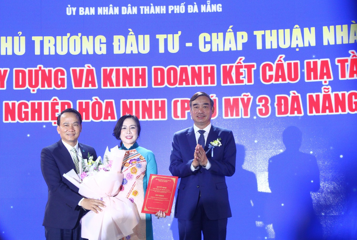 Chủ tịch UBND TP. Đ&agrave; Nẵng L&ecirc; Trung Chinh trao quyết định chủ trương đầu tư-chấp thuận nh&agrave; đầu tư dự &aacute;n cho CTCP Thanh B&igrave;nh Ph&uacute; Mỹ&nbsp;