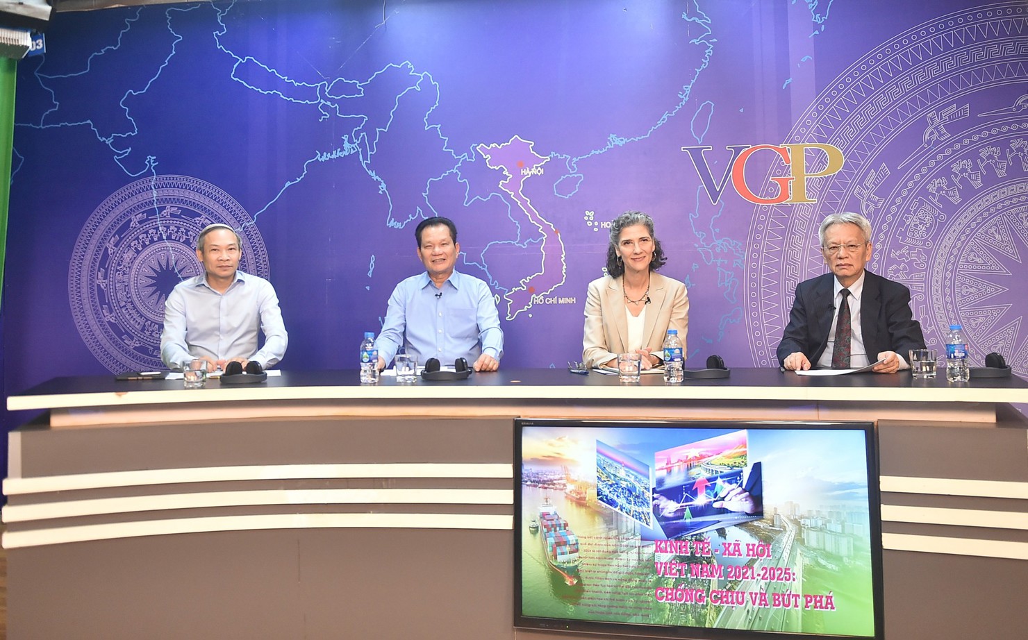 To&agrave;n cảnh buổi tọa&nbsp;đ&agrave;m.