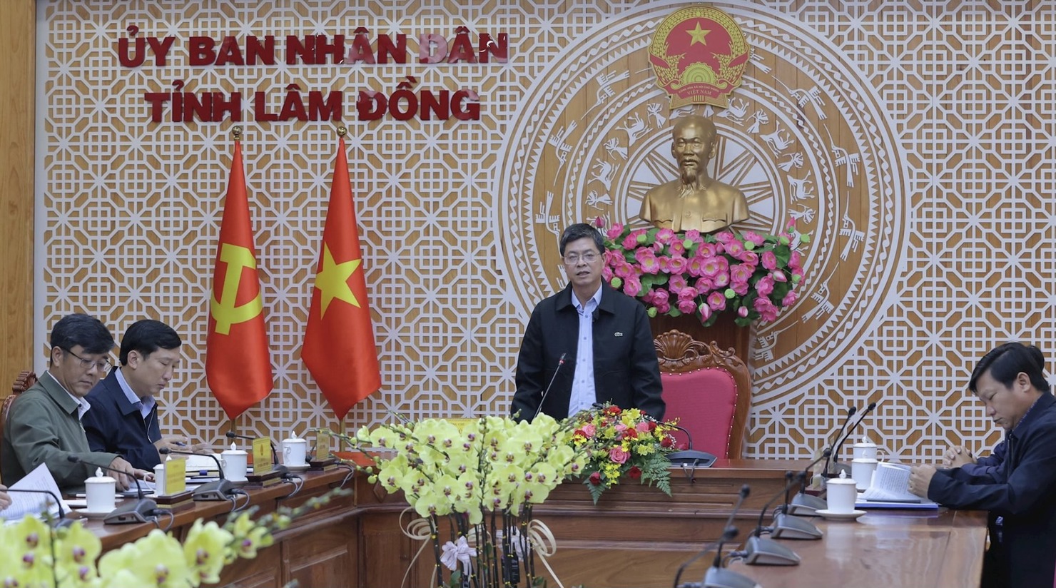 Ph&oacute; Chủ tịch UBND tỉnh L&acirc;m Đồng Nguyễn Hồng Hải y&ecirc;u cầu người đứng đầu c&aacute;c sở, ng&agrave;nh, địa phương phải quan t&acirc;m, c&oacute; tr&aacute;ch nhiệm, quyết liệt th&uacute;c đẩy ph&aacute;t triển nh&agrave; ở x&atilde; hội. Ảnh: N.N