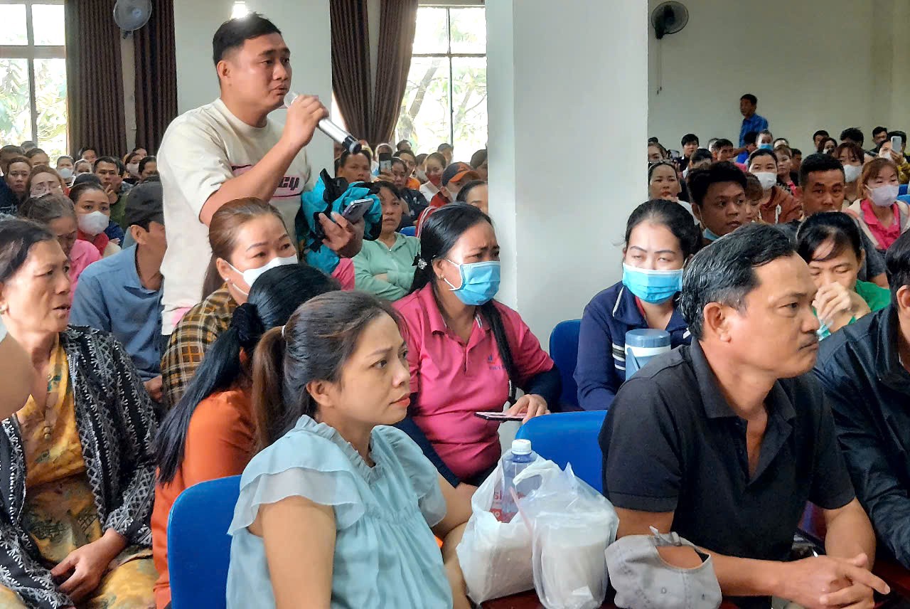 C&ocirc;ng nh&acirc;n c&ocirc;ng ty Vinh Th&ocirc;ng n&ecirc;u thắc mắc về quyền lợi. Ảnh: Phạm Thọ