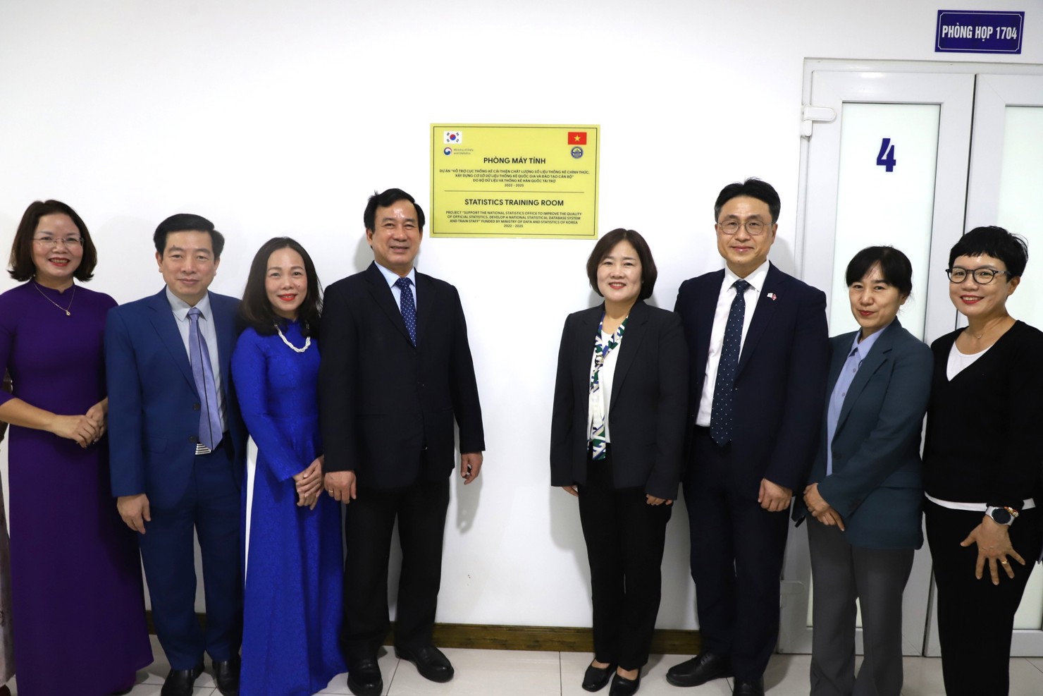 C&aacute;c đại biểu tham dự Lễ gắn biển v&agrave; cắt băng kh&aacute;nh th&agrave;nh ph&ograve;ng m&aacute;y t&iacute;nh do Bộ Dữ liệu v&agrave; Thống k&ecirc; H&agrave;n Quốc t&agrave;i trợ lắp đặt tại trụ sở Cục Thống k&ecirc;.