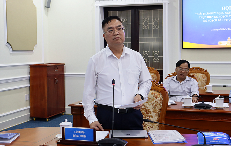 &Ocirc;ng Ho&agrave;ng Vũ Thảnh - Ph&oacute; Gi&aacute;m đốc Sở T&agrave;i ch&iacute;nh TP. Hồ Ch&iacute; Minh b&aacute;o c&aacute;o tại hội thảo