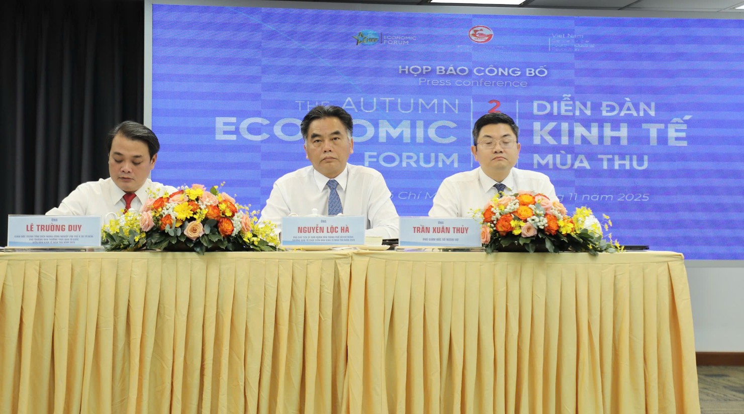 Ban tổ chức chia sẻ th&ocirc;ng tin tại buổi họp b&aacute;o