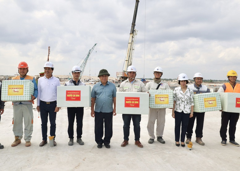 Đo&agrave;n c&ocirc;ng t&aacute;c&nbsp;&nbsp;tặng qu&agrave; cho người lao động đang thi c&ocirc;ng tại Khu bến cảng Mỹ Thủy. Ảnh: VGP.