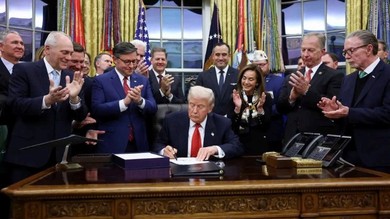 Tổng thống Mỹ Donald Trump k&yacute; luật chi ti&ecirc;u tại Nh&agrave; trắng.