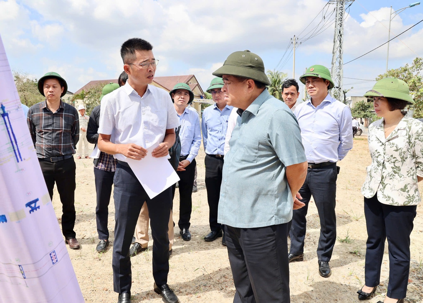 Ph&oacute; Thủ tướng Nguyễn Ch&iacute; Dũng kiểm tra t&igrave;nh h&igrave;nh triển khai tiến độ một số dự &aacute;n tại tỉnh Quảng Trị. Ảnh: VGP.