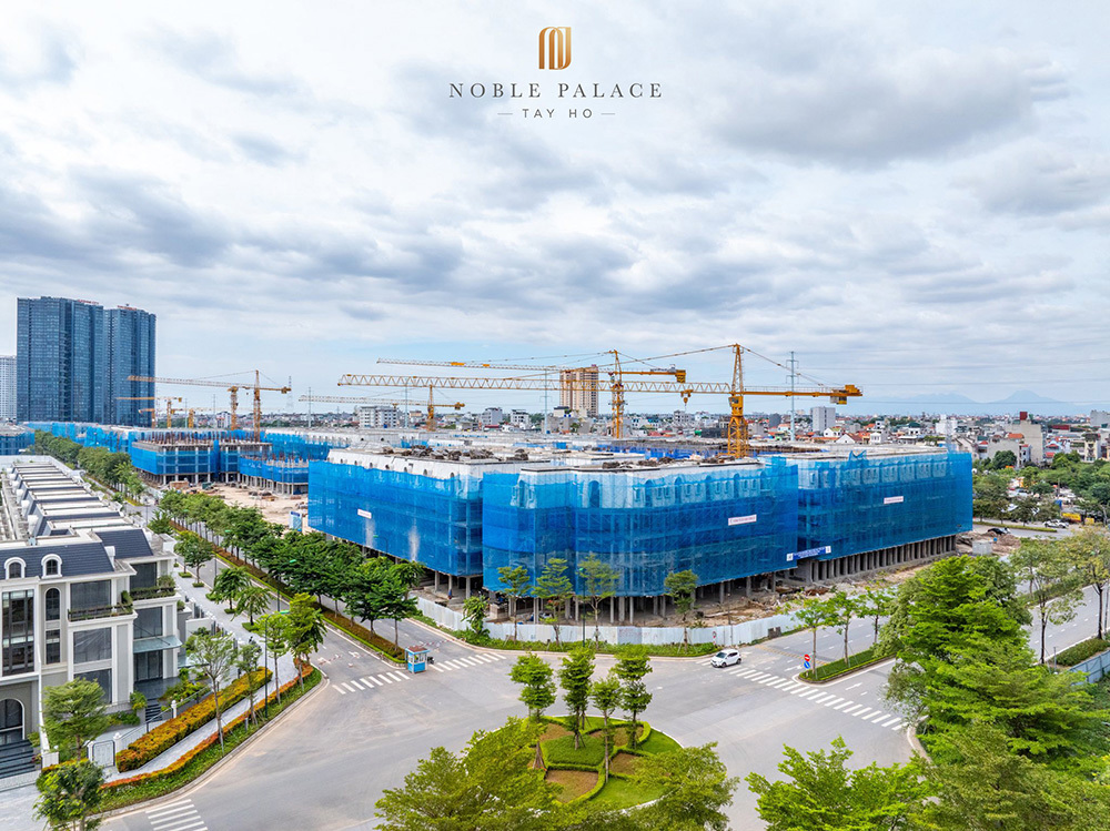 Noble Palace Tay Ho quy tụ c&aacute;c dinh thự v&agrave; shop villas h&agrave;ng hiệu c&oacute; vị tr&iacute; đắc địa s&aacute;t s&acirc;n golf, kế cận c&ocirc;ng vi&ecirc;n 65 ha, diện t&iacute;ch từ hơn 100m2 đến gần 1.300 m2, c&ugrave;ng hệ thống giao th&ocirc;ng ngầm k&iacute;n đ&aacute;o v&agrave; hệ tiện &iacute;ch 5 sao quốc tế, dự kiến b&agrave;n giao từ qu&yacute; 1/2026