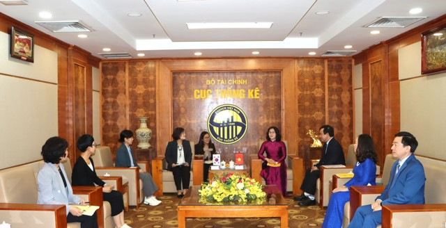 Cục trưởng Cục Thống k&ecirc; Nguyễn Thị Hương tiếp x&atilde; giao Đo&agrave;n c&aacute;n bộ&nbsp;Bộ Dữ liệu v&agrave; Thống k&ecirc; H&agrave;n Quốc nh&acirc;n dịp sang Việt Nam tham dự Tổng kết Dự &aacute;n &ldquo;Hỗ trợ Cục Thống k&ecirc; cải thiện chất lượng số liệu thống k&ecirc; ch&iacute;nh thức, x&acirc;y dựng cơ sở dữ liệu thống k&ecirc; quốc gia v&agrave; đ&agrave;o tạo c&aacute;n bộ&rdquo;.