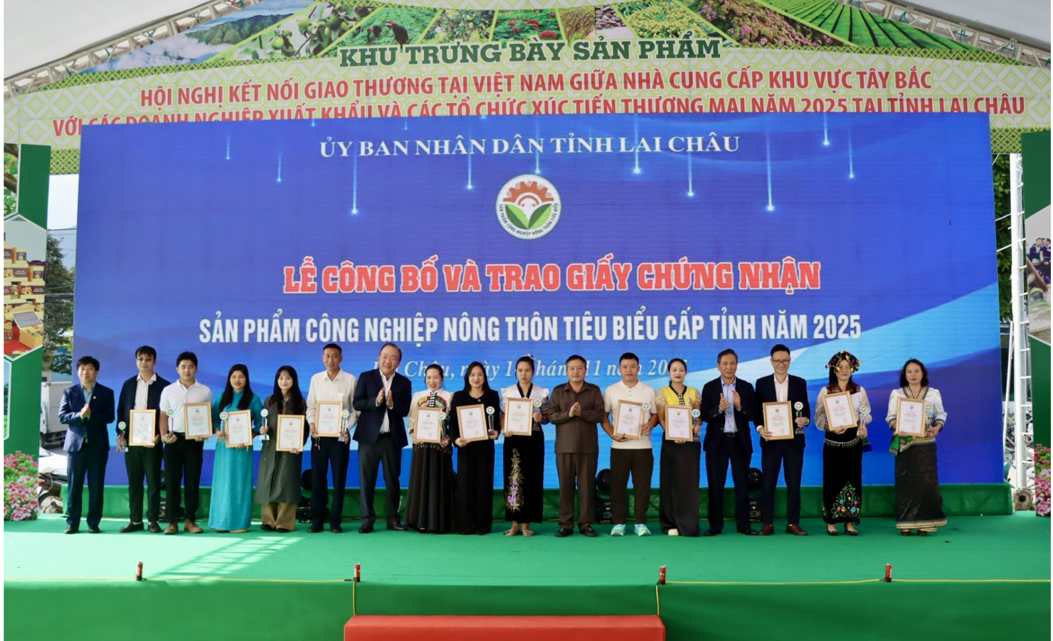13 sản phẩm của c&aacute;c doanh nghiệp, HTX được trao giấy chứng nhận sản phẩm c&ocirc;ng nghiệp n&ocirc;ng th&ocirc;n ti&ecirc;u biểu tỉnh Lai Ch&acirc;u năm 2025.