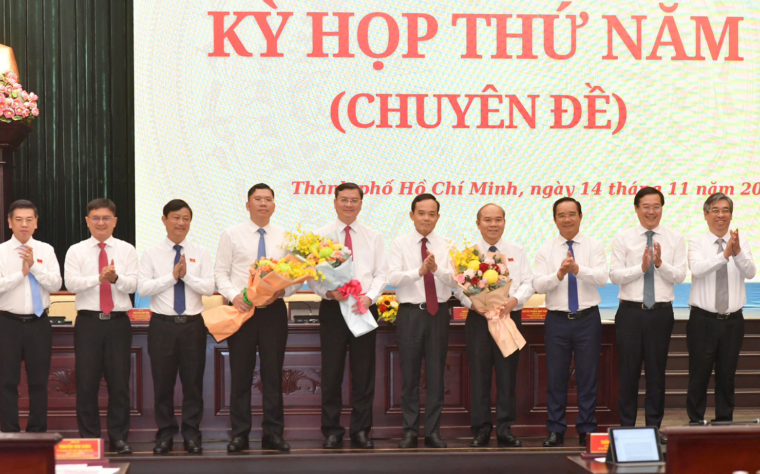 L&atilde;nh đạo Th&agrave;nh ủy, UBND TP. Hồ Ch&iacute; Minh ch&uacute;c mừng ba t&acirc;n Ph&oacute; chủ tịch vừa được bầu. Ảnh: Phạm Thọ