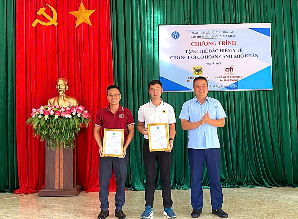 Gi&aacute;m đốc BHXH tỉnh Gia Lai trao thư cảm ơn đến c&aacute;c nh&agrave; t&agrave;i trợ đồng h&agrave;nh. Ảnh: Thu H&agrave;