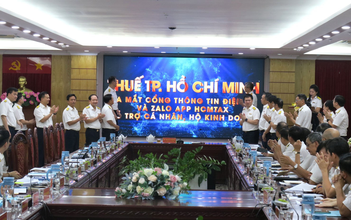 Cục trưởng Cục Thuế Mai Xu&acirc;n Th&agrave;nh c&ugrave;ng nhấn n&uacute;t ra mắt&nbsp;Cổng th&ocirc;ng tin điện tử v&agrave; Zalo mini app HCMTax. Ảnh: Đức Mỹ