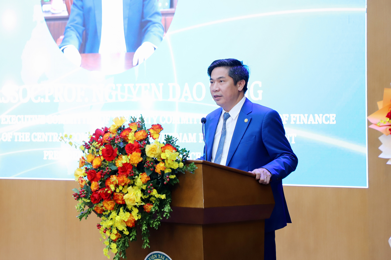 PGS. TS. Nguyễn Đ&agrave;o T&ugrave;ng - Gi&aacute;m đốc Học viện T&agrave;i ch&iacute;nh ph&aacute;t biểu đề dẫn Hội thảo.