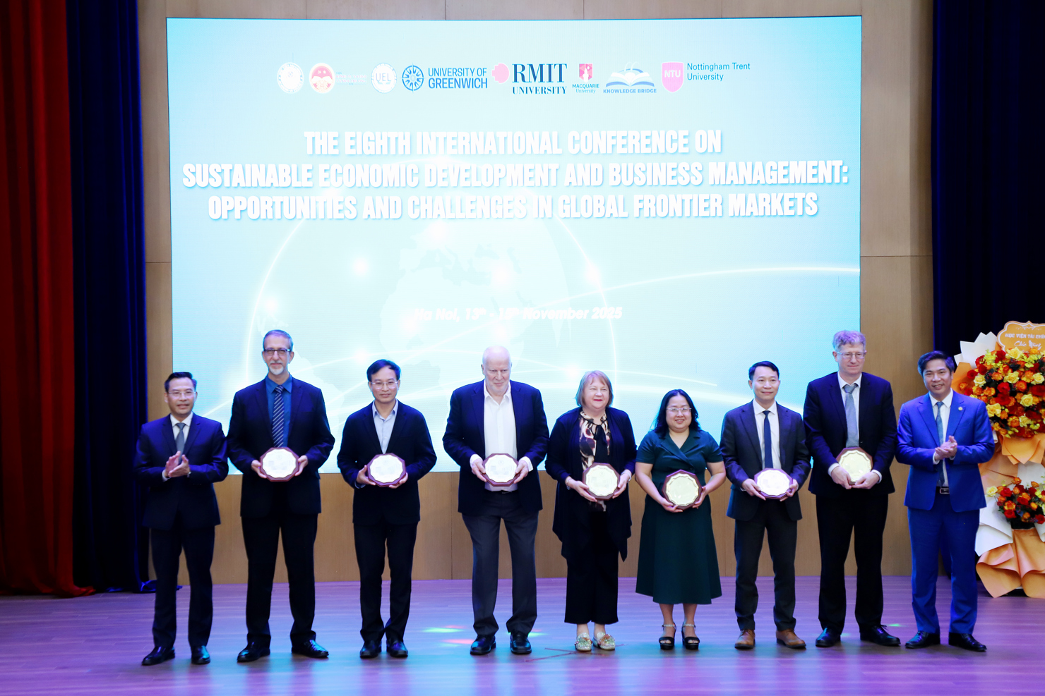 L&atilde;nh đạo&nbsp;Học viện T&agrave;i ch&iacute;nh trao kỷ niệm chương cho c&aacute;c chuy&ecirc;n gia, nh&agrave; khoa học tham dự Hội thảo.