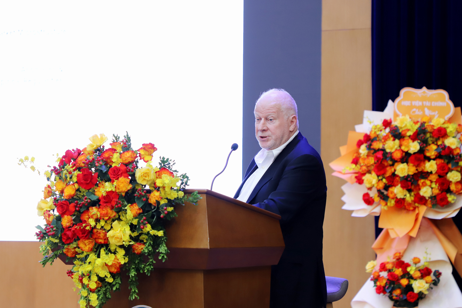 GS. Tom Smith (Đại học Macquarie, &Uacute;c) trao đổi tại Hội thảo.