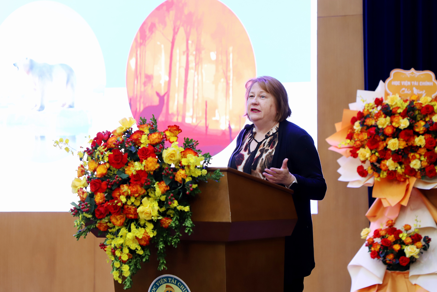 GS. Ellie (Larelle) Chapple (Đại học C&ocirc;ng nghệ Queensland, &Uacute;c) nhấn mạnh y&ecirc;u cầu ph&aacute;t triển bền vững đối với tăng trưởng d&agrave;i hạn.