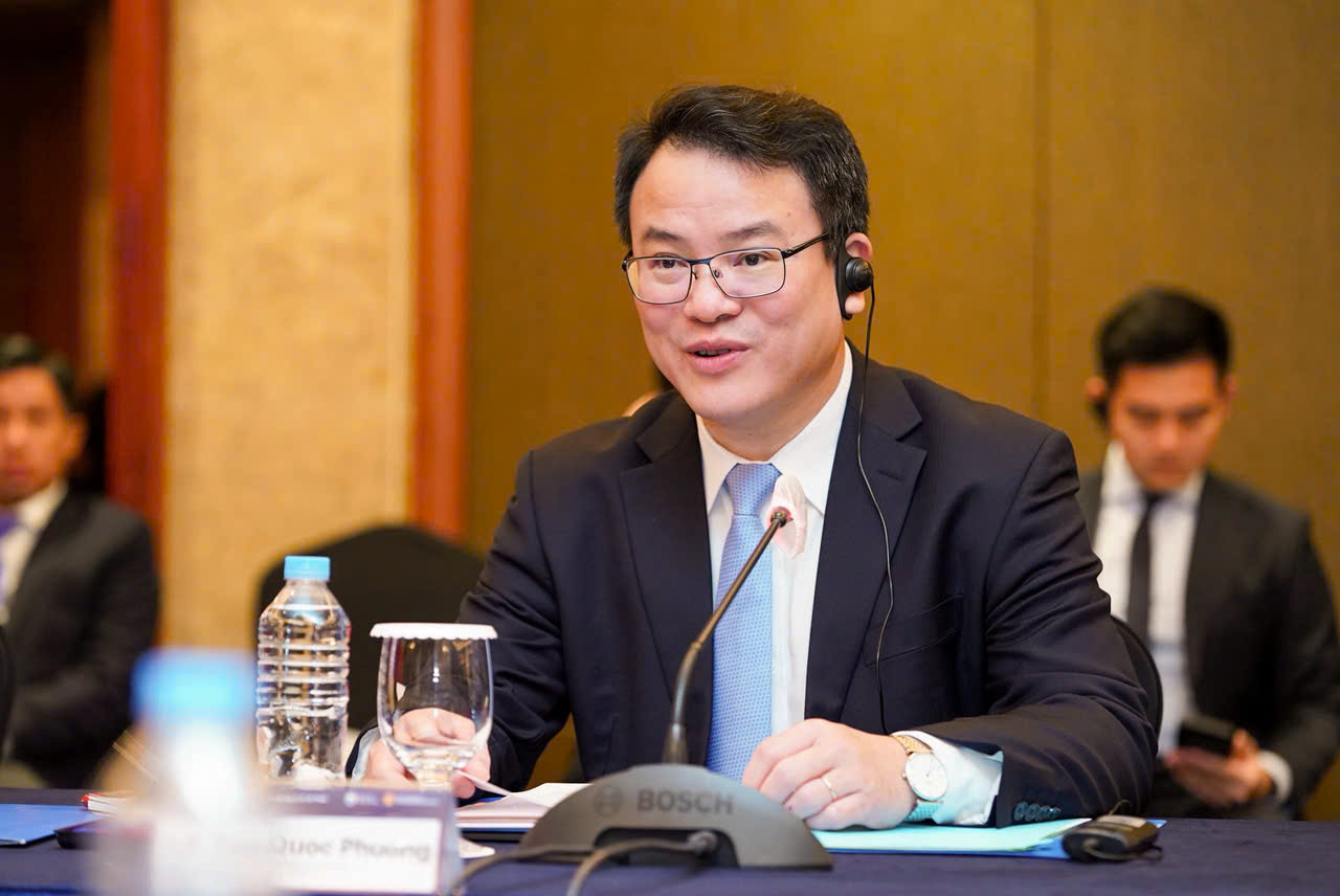 Thứ trưởng Trần Quốc Phương chia sẻ với c&aacute;c đối t&aacute;c H&agrave;n Quốc về t&igrave;nh h&igrave;nh kinh tế Việt Nam với c&aacute;c dấu ấn ph&aacute;t triển nổi bật.