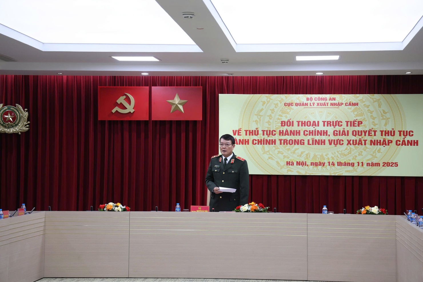 Thiếu tướng Nguyễn B&aacute; Tuấn - Ph&oacute; Cục trưởng Cục Quản l&yacute; xuất nhập cảnh th&ocirc;ng tin tại buổi đối thoại.