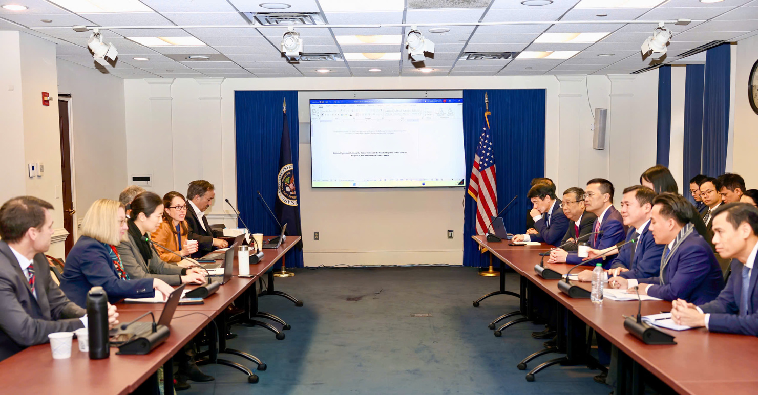 Thứ trưởng Bộ C&ocirc;ng Thương, Ph&oacute; Trưởng Đo&agrave;n đ&agrave;m ph&aacute;n Ch&iacute;nh phủ Nguyễn Sinh Nhật T&acirc;n l&agrave;m việc với ph&iacute;a Hoa Kỳ trong phi&ecirc;n đ&agrave;m ph&aacute;n kỹ thuật.