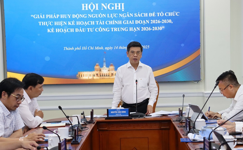 &Ocirc;ng Nguyễn Văn Dũng - Ph&oacute; Chủ tịch UBND TP. Hồ Ch&iacute; Minh chủ tr&igrave; hội nghị. Ảnh: TH