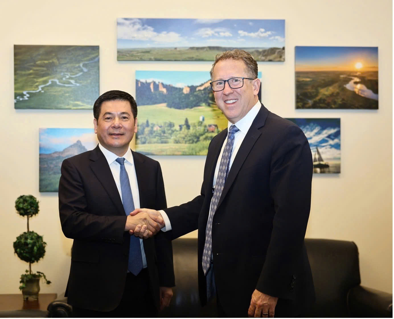 Bộ trưởng Bộ C&ocirc;ng Thương Nguyễn Hồng Di&ecirc;n l&agrave;m việc với Hạ nghị sĩ Adrian Smith (bang Nebraska, Đảng Cộng ho&agrave;).