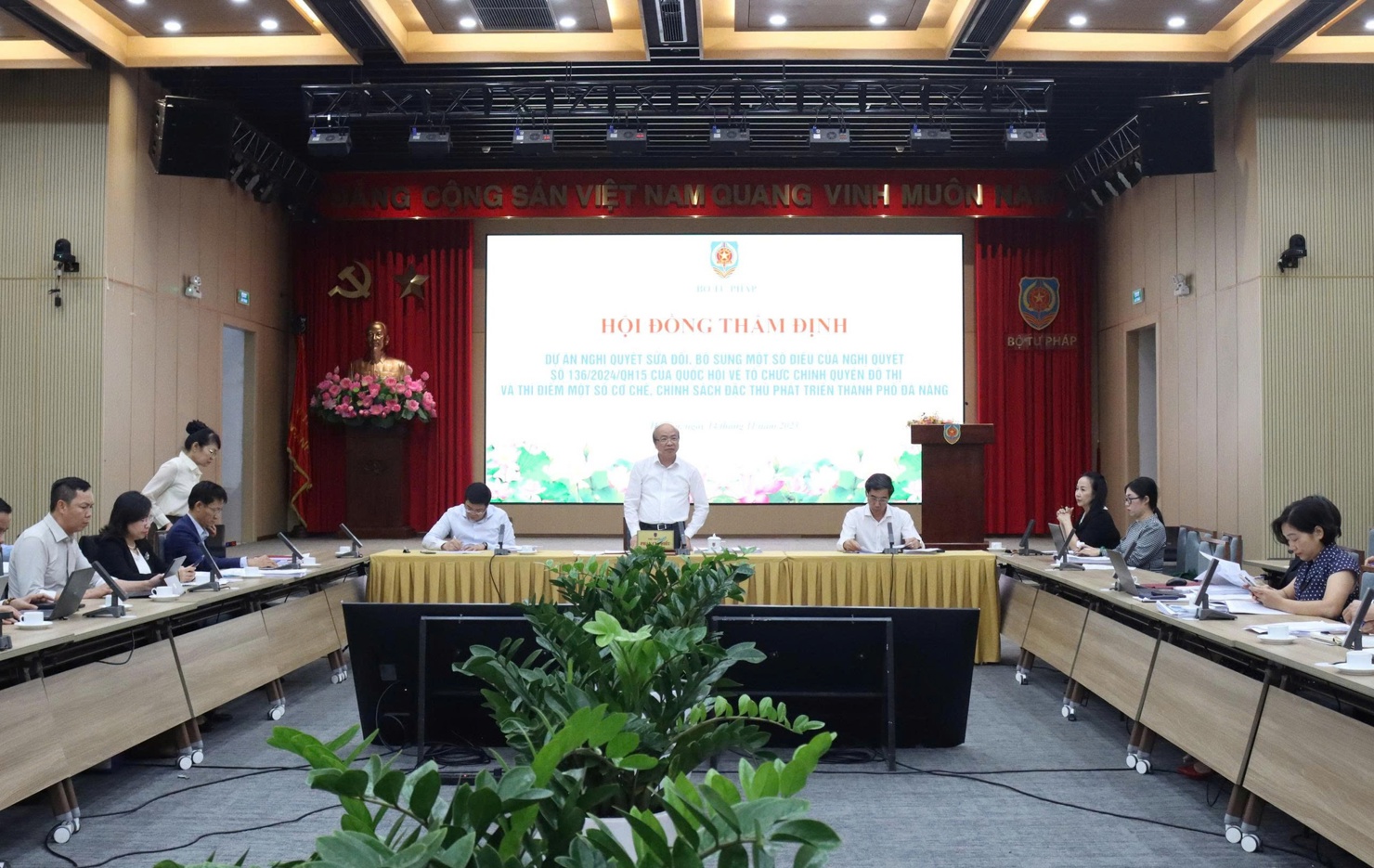 Thứ trưởng Bộ Tư ph&aacute;p Phan Ch&iacute; Hiếu vừa chủ tr&igrave; Hội đồng thẩm định dự &aacute;n Nghị quyết sửa đổi, bổ sung một số điều của Nghị quyết số 136/2024/QH15.