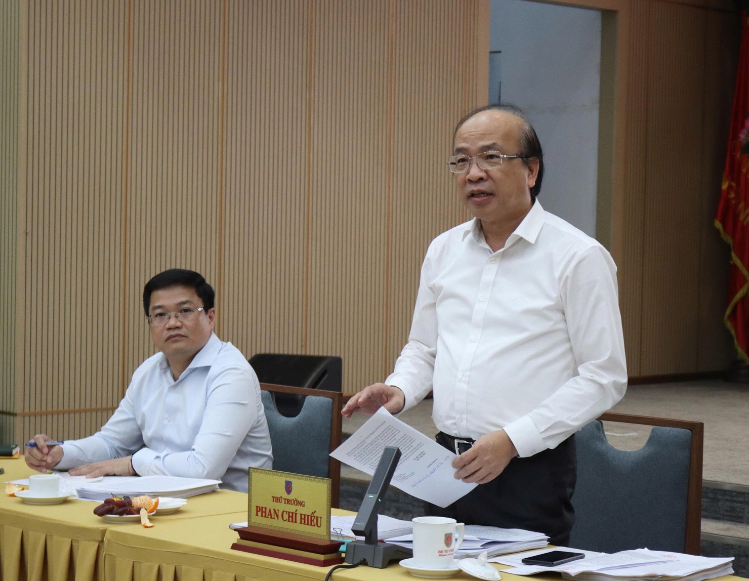 Thứ trưởng Bộ Tư ph&aacute;p Phan Ch&iacute; Hiếu ph&aacute;t biểu tại phi&ecirc;n họp Hội đồng thẩm định.