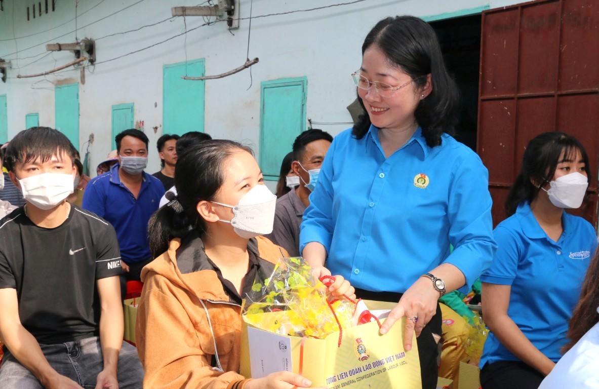Ph&oacute; chủ tịch LĐLĐ TP. Hồ Ch&iacute; Minh Nguyễn Kim Loan thăm v&agrave; tặng qu&agrave; c&ocirc;ng nh&acirc;n c&oacute; ho&agrave;n cảnh kh&oacute; khăn