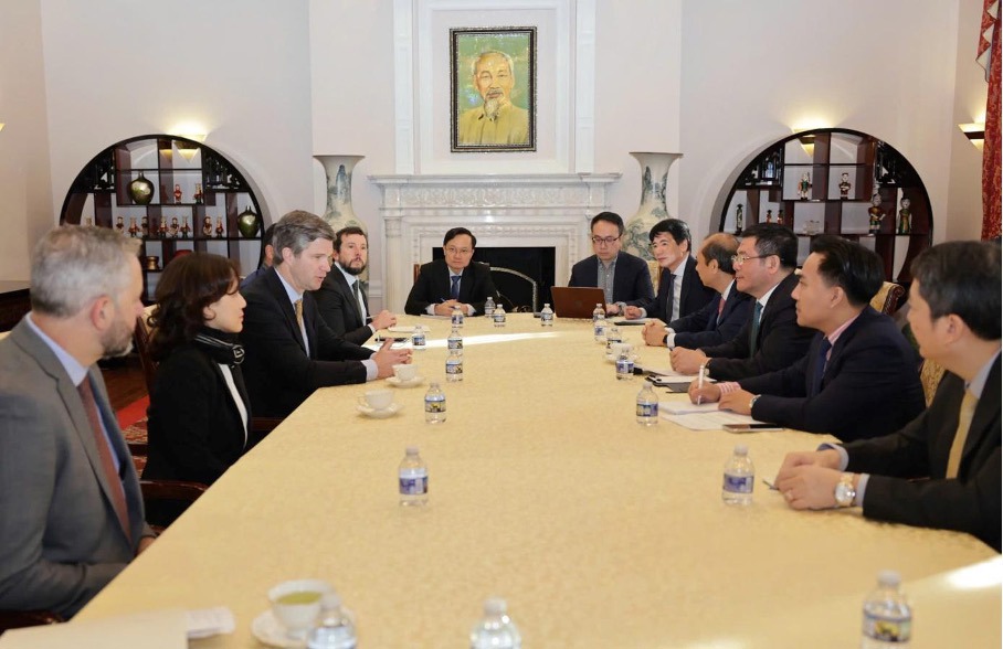 To&agrave;n cảnh buổi l&agrave;m việc.