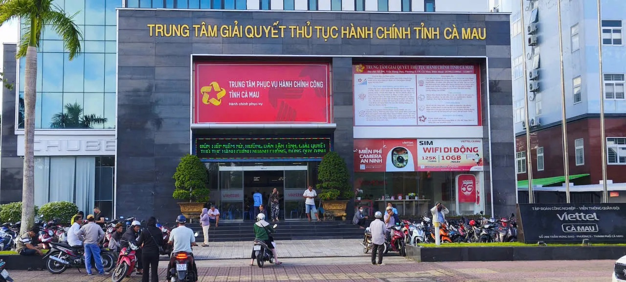 Trung t&acirc;m giải quyết thủ tục h&agrave;nh ch&iacute;nh tỉnh C&agrave; Mau, một trong những điểm s&aacute;ng về chuyển đổi số được người d&acirc;n rất h&agrave;i l&ograve;ng.