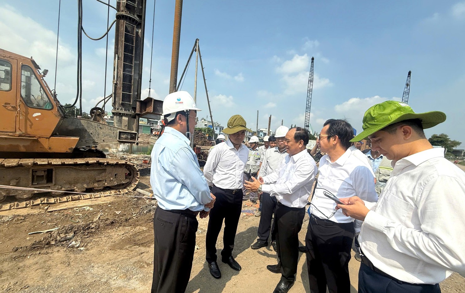 Ph&oacute; Chủ tịch UBND TP. Hồ Ch&iacute; Minh B&ugrave;i Xu&acirc;n Cường (thứ 2 từ phải sang) kiểm tra tiến độ một c&ocirc;ng tr&igrave;nh. Ảnh: Phạm Thọ
