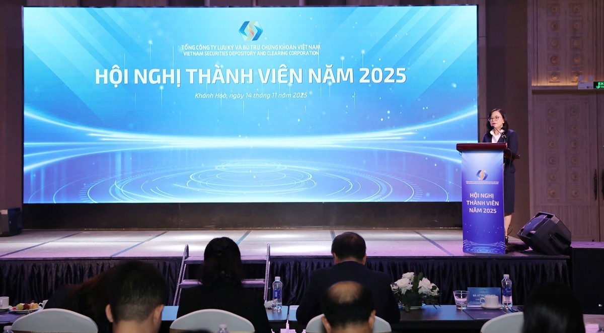 B&agrave; L&ecirc; Thị Việt Nga - Ph&oacute; Chủ tịch UBCKNN ph&aacute;t biểu tại Hội nghị Th&agrave;nh vi&ecirc;n năm 2025 của VSDC.