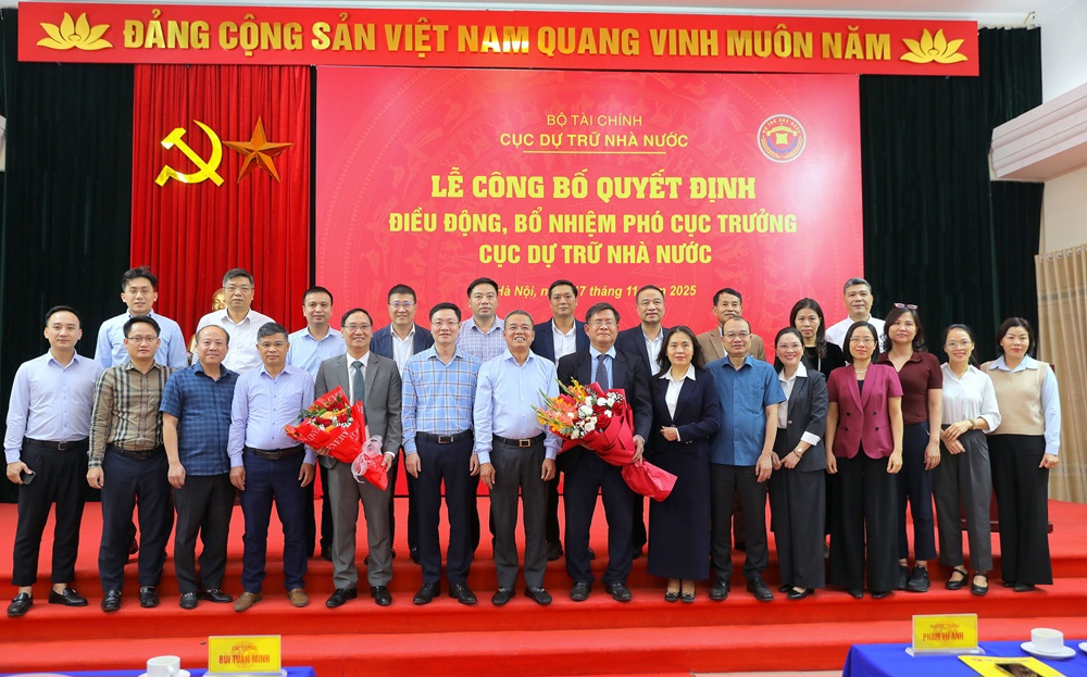 L&atilde;nh đạo Cục, đại diện c&aacute;c ban thuộc cơ quan Cục DTNN v&agrave; L&atilde;nh đạo Chi cục DTNN khu vực I chụp ảnh lưu niệm tại buổi lễ.