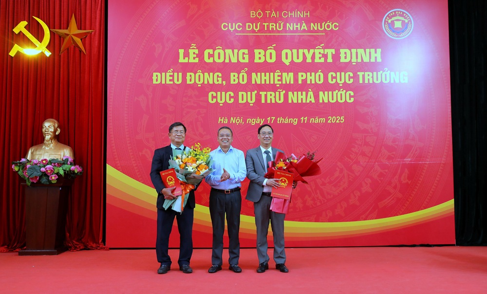 &Ocirc;ng B&ugrave;i Tuấn Minh - Cục trưởng Cục DTNN trao quyết định v&agrave; tặng hoa ch&uacute;c mừng 02 t&acirc;n Ph&oacute; Cục trưởng.