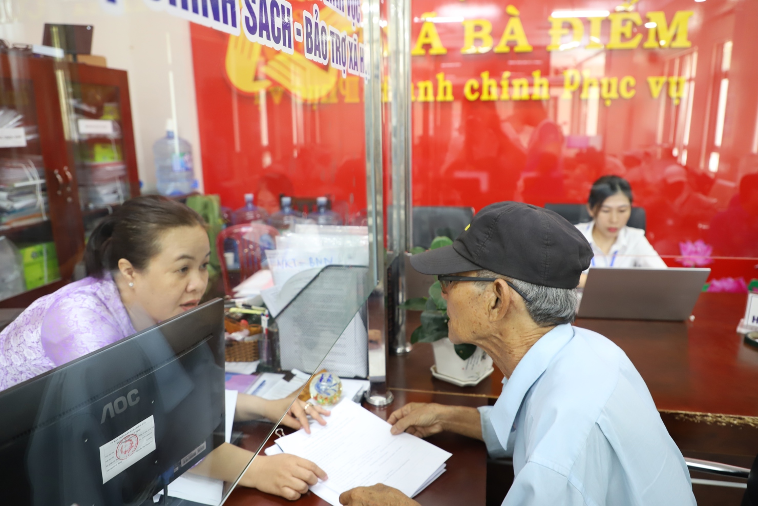 Người cao tuổi nhận chế độ tại UBND x&atilde; B&agrave; Điểm, TP. Hồ Ch&iacute; Minh. Ảnh: Phạm Thọ