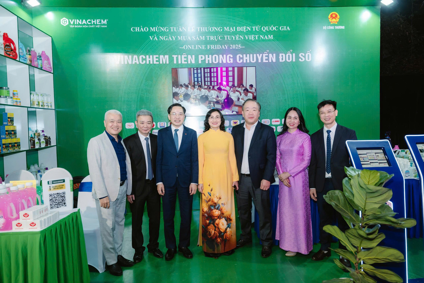 L&atilde;nh đạo Bộ C&ocirc;ng Thương tham quan c&aacute;c gian h&agrave;ng tại Online Friday 2025