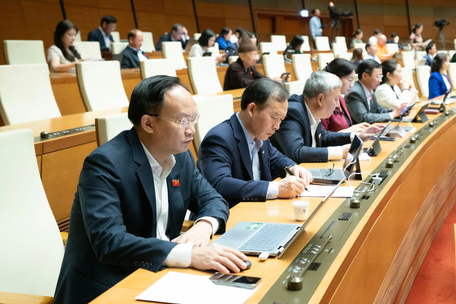 C&aacute;c đại biểu tại phi&ecirc;n họp.