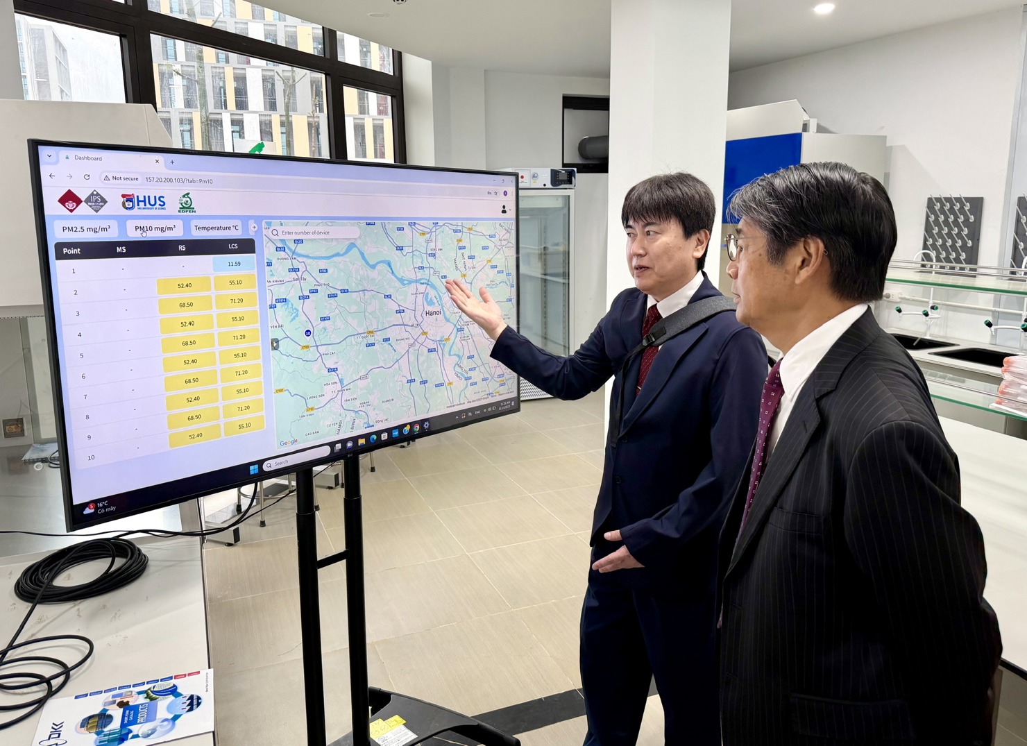 C&aacute;c chuy&ecirc;n gia Nhật Bản chia sẻ về c&aacute;c thiết bị, m&aacute;y m&oacute;c tại Trung t&acirc;m. Ảnh: HD