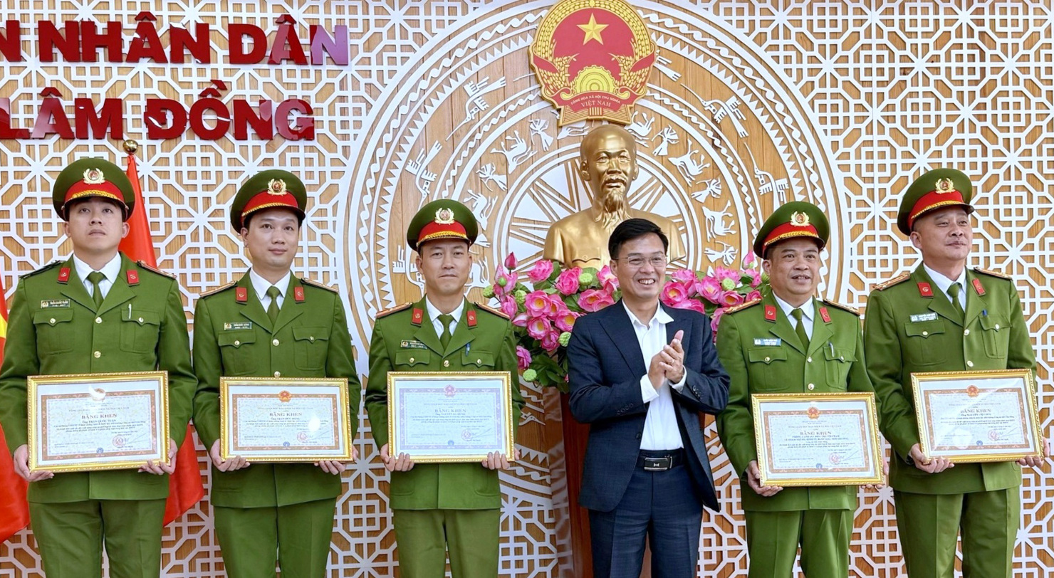 Ph&oacute; chủ tịch UBND tỉnh L&acirc;m Đồng Đinh Văn Tuấn trao Bằng khen của BHXH Việt Nam cho tập thể, c&aacute; nh&acirc;n Ph&ograve;ng Cảnh s&aacute;t Kinh tế- C&ocirc;ng an tỉnh L&acirc;m Đồng c&oacute; th&agrave;nh t&iacute;ch trong&nbsp;ph&aacute;&nbsp;vụ &aacute;n li&ecirc;n quan đến BHYT. Ảnh: L.V