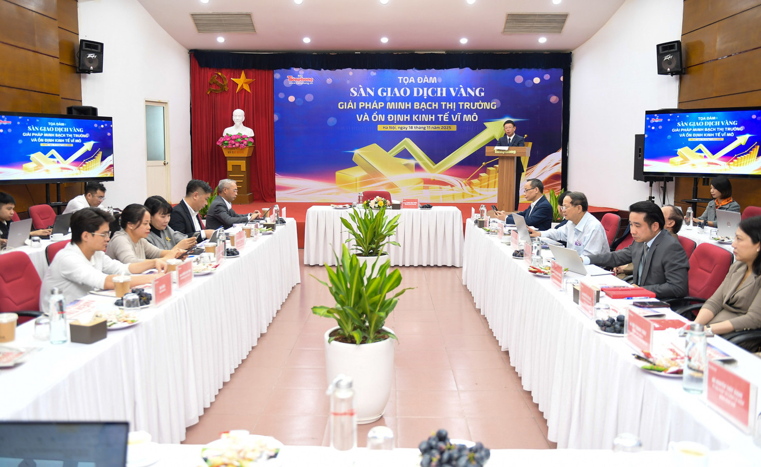 Quang cảnh Toạ đ&agrave;m.