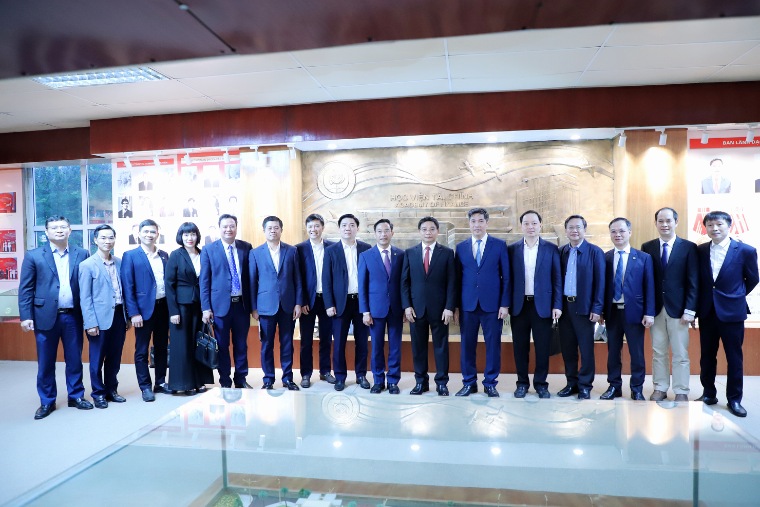 Bộ trưởng Nguyễn Văn Thắng thăm ph&ograve;ng truyền thống của Học viện T&agrave;i ch&iacute;nh.