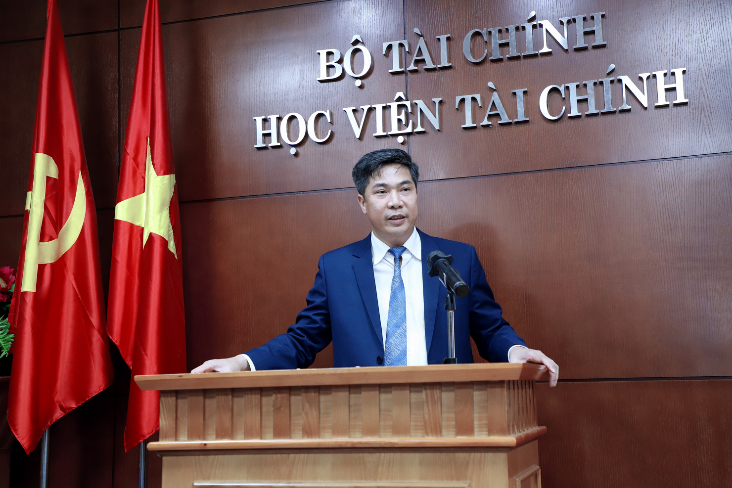 PGS.TS Nguyễn Đ&agrave;o T&ugrave;ng - Gi&aacute;m đốc Học viện T&agrave;i ch&iacute;nh b&aacute;o c&aacute;o tại buổi l&agrave;m việc.