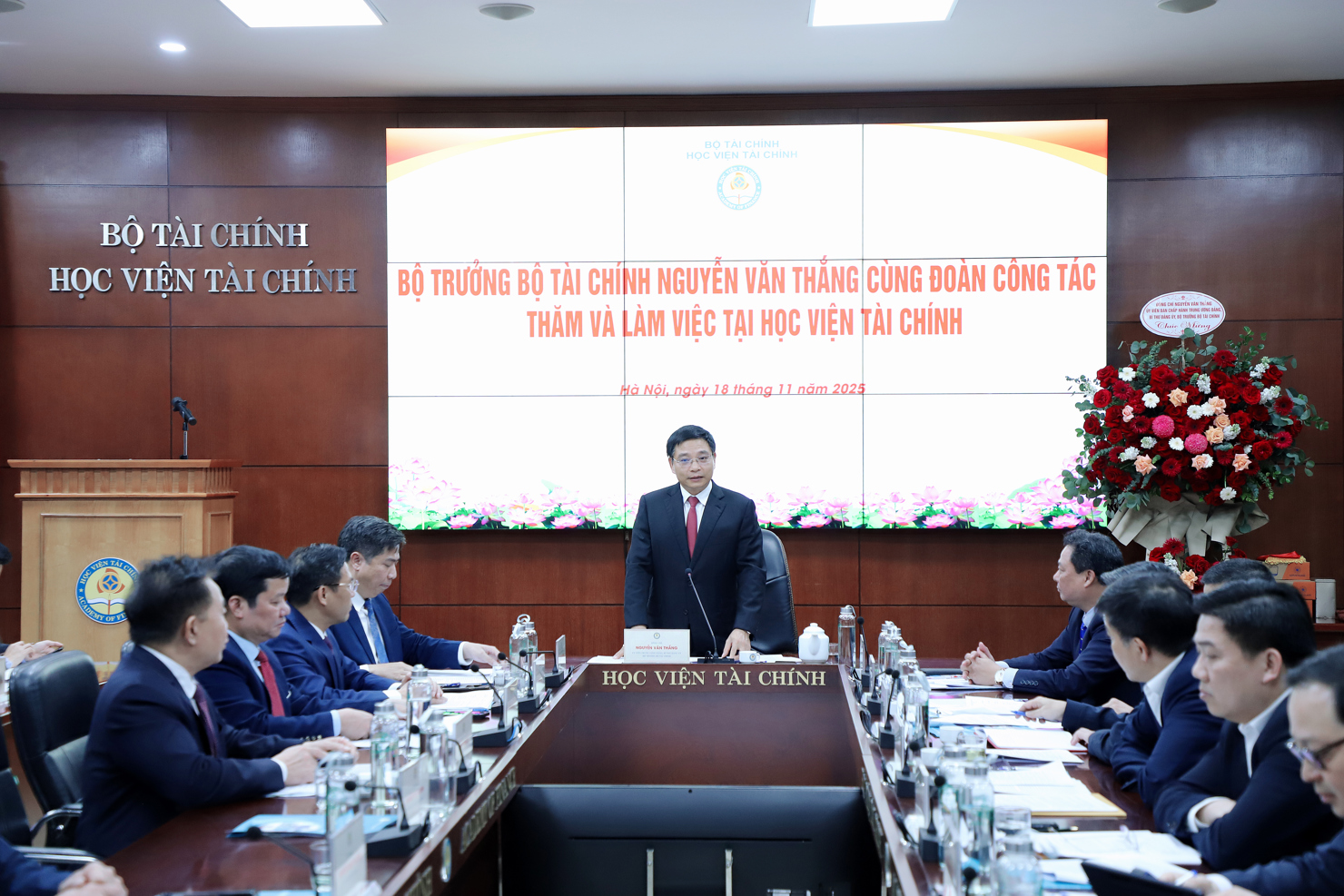 Bộ trưởng Bộ T&agrave;i ch&iacute;nh Nguyễn Văn Thắng ph&aacute;t biểu tại buổi l&agrave;m việc.