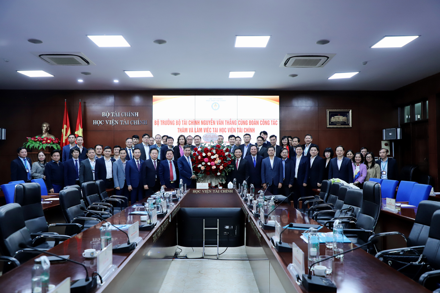 Bộ trưởng Nguyễn Văn Thắng tặng hoa ch&uacute;c mừng Học viện T&agrave;i ch&iacute;nh nh&acirc;n&nbsp;dịp kỷ niệm 43 năm Ng&agrave;y Nh&agrave; gi&aacute;o Việt Nam (20/11/1982 - 20/11/2025).