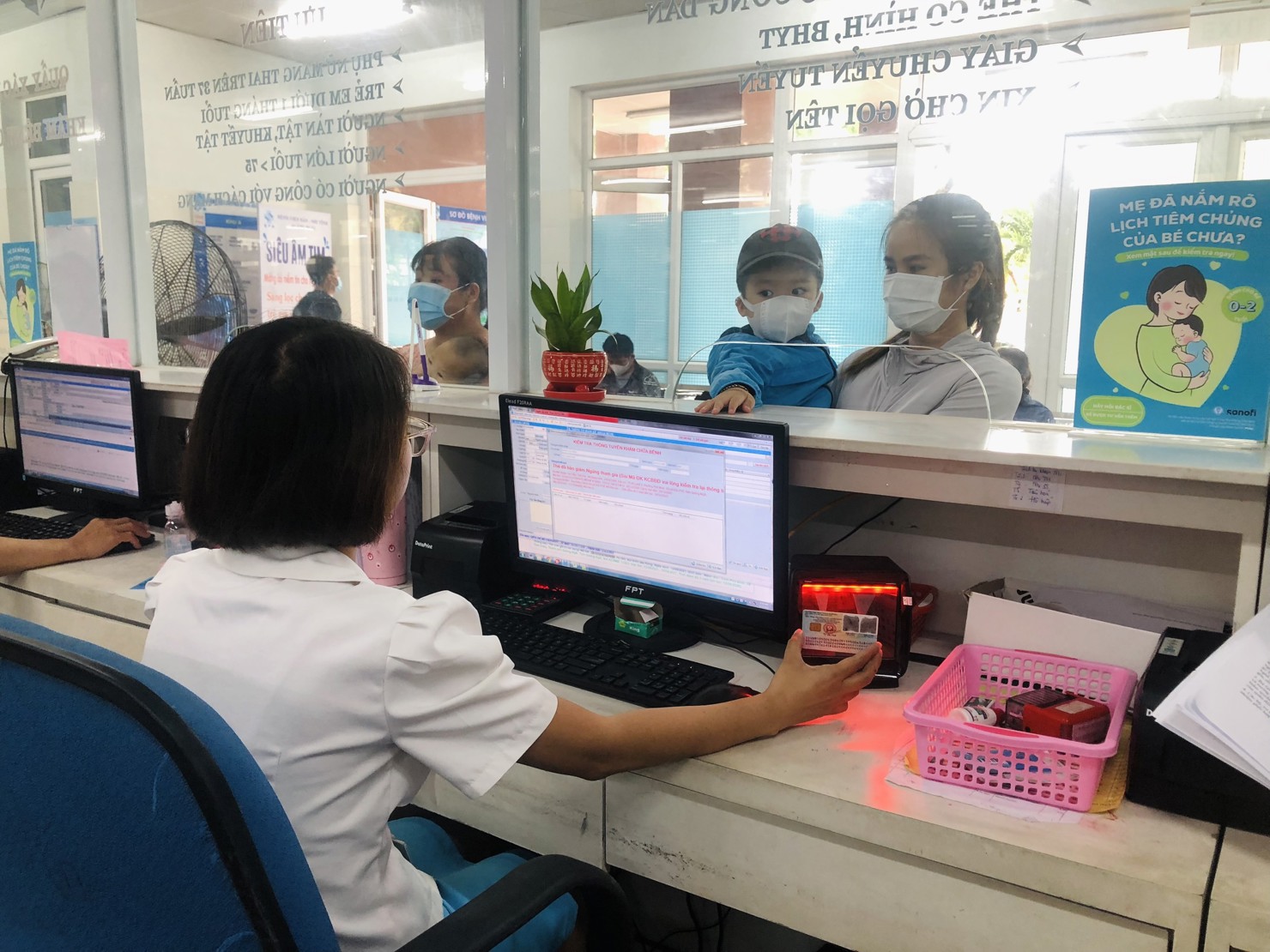 Người d&acirc;n khi đi kh&aacute;m chưa bệnh bảo hiểm y tế chỉ cần mang theo Căn cước c&ocirc;ng d&acirc;n gắn ch&iacute;p.