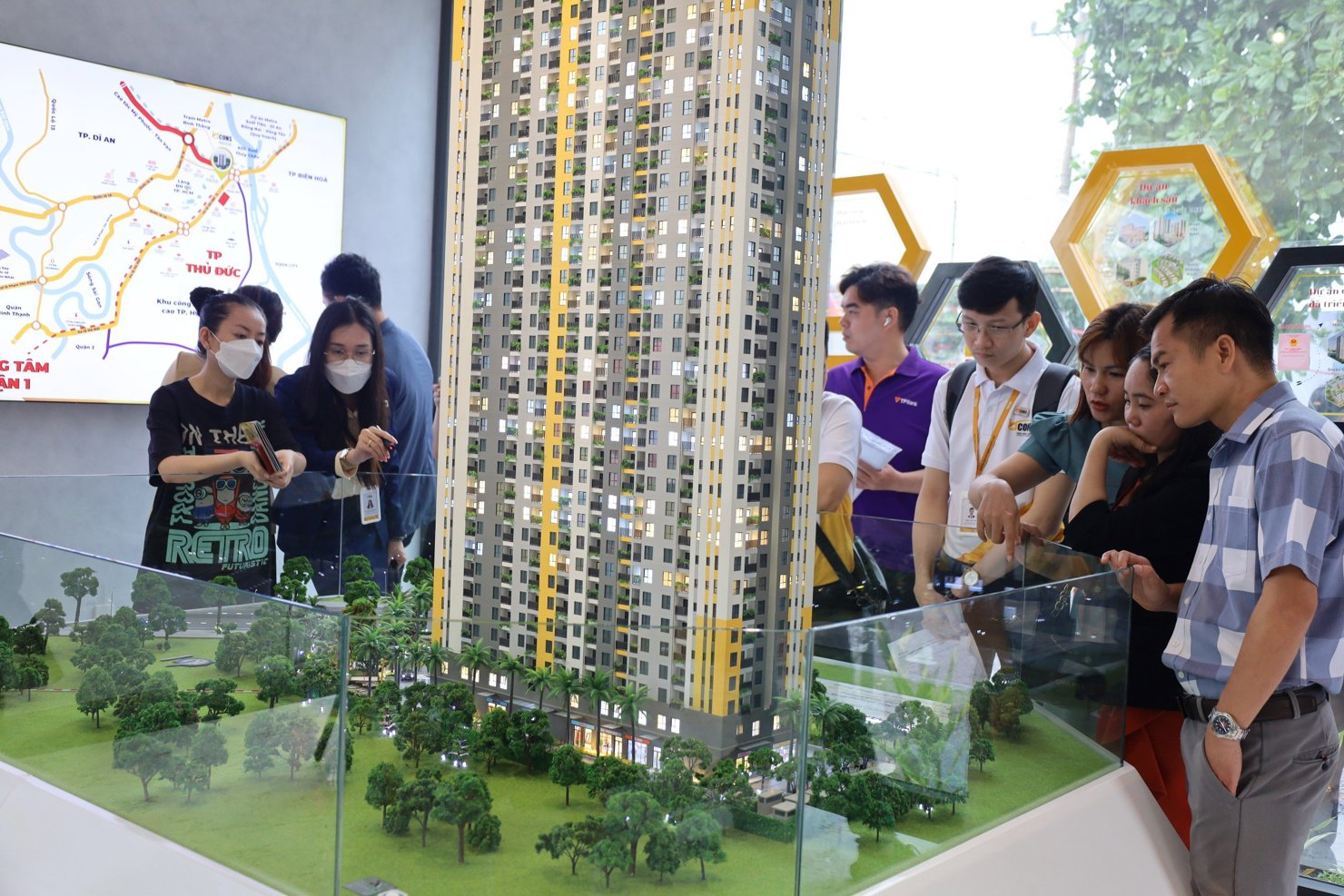 Kh&aacute;ch h&agrave;ng tham quan nh&agrave; mẫu một dự &aacute;n tại B&igrave;nh Dưỡng cũ. Ảnh: DN cung cấp