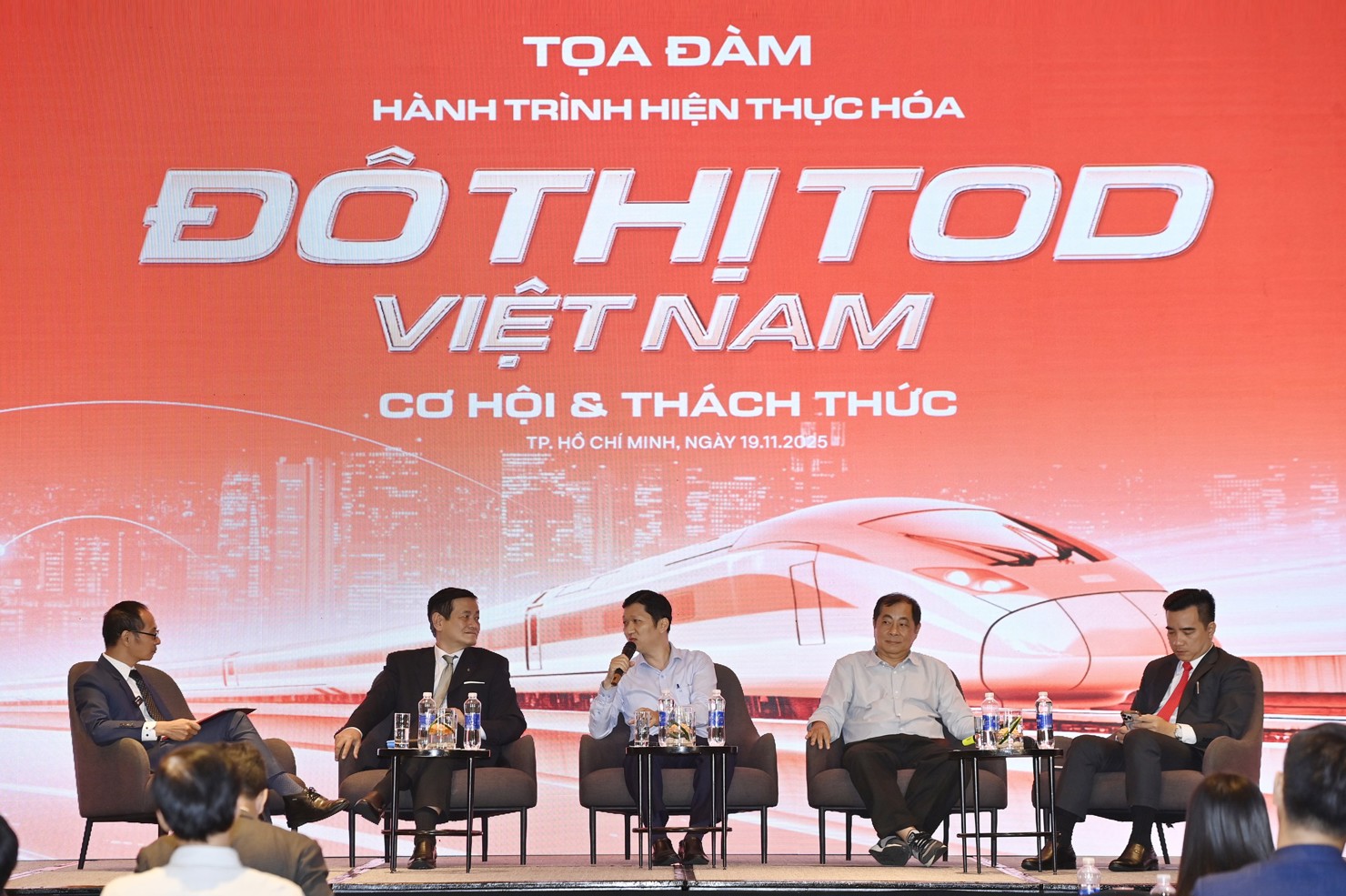 C&aacute;c chuy&ecirc;n gia thảo luận chuy&ecirc;n đề &ldquo;Đ&ocirc; thị TOD &ndash; Từ quy hoạch đến thị trường&rdquo;. Ảnh: Thanh Sơn