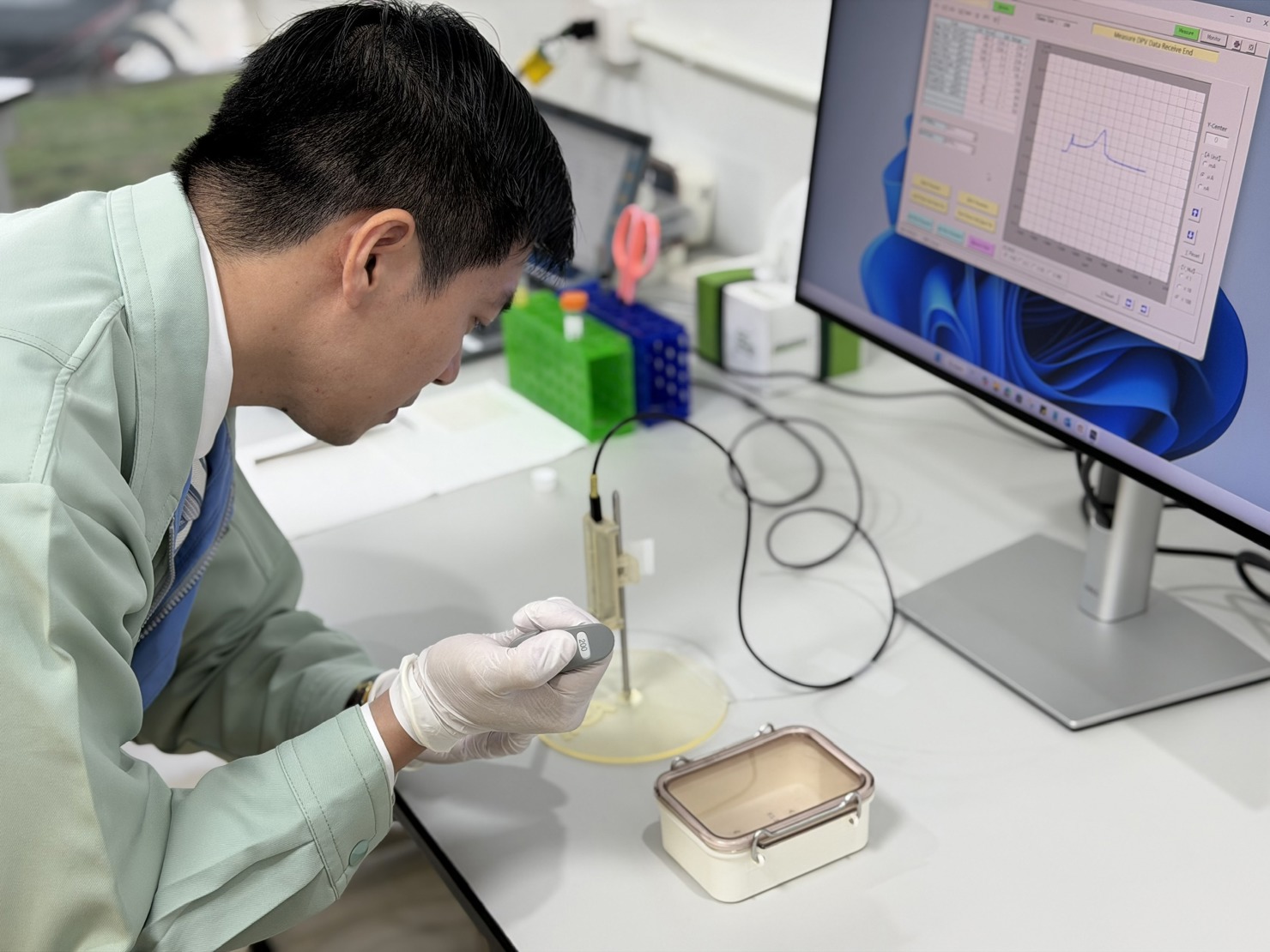 Nhiều thiết bị hiện đại được c&aacute;c doanh nghiệp, tổ chức quốc tế t&agrave;i trợ cho c&aacute;c trường đại học. Trong ảnh:&nbsp;Trung t&acirc;m Nghi&ecirc;n cứu &ndash; Ph&aacute;t triển &ndash; Đ&agrave;o tạo về khoa học - c&ocirc;ng nghệ ph&acirc;n t&iacute;ch (Analytical R&amp;E Center)&nbsp;