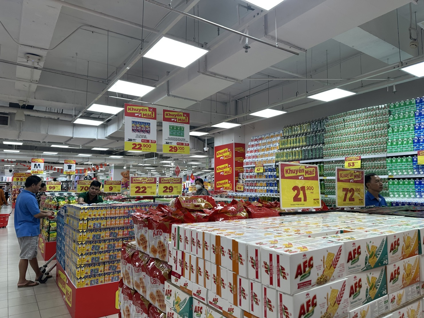 C&aacute;c si&ecirc;u thị chuẩn bị nguồn h&agrave;ng phục vụ người ti&ecirc;u d&ugrave;ng. Ảnh: T.H